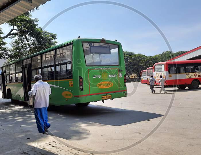 Closeup of Maddur Bus Stand and Mandya to Maddur Local Green Buses