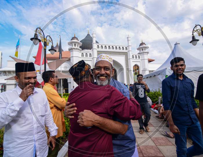 Two Muslim Friend Hug Each Other Ar Masjid Kapitan Keling Compound