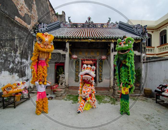 Lion Dance Performer Stand And Perform In Front Of Chinese Temple Loo Pun Hong