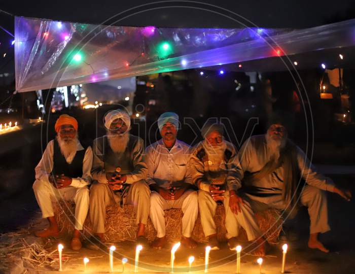 Farmers protesting at New Delhi- Haryana’s Singhu border lighted candles to celebrate Prakash Purb, the birth anniversary of first Sikh master, Guru Nanak Dev on Nov 30, 2020.