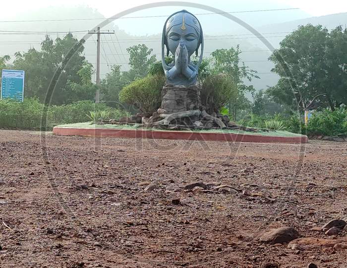 Welcomeimg statue