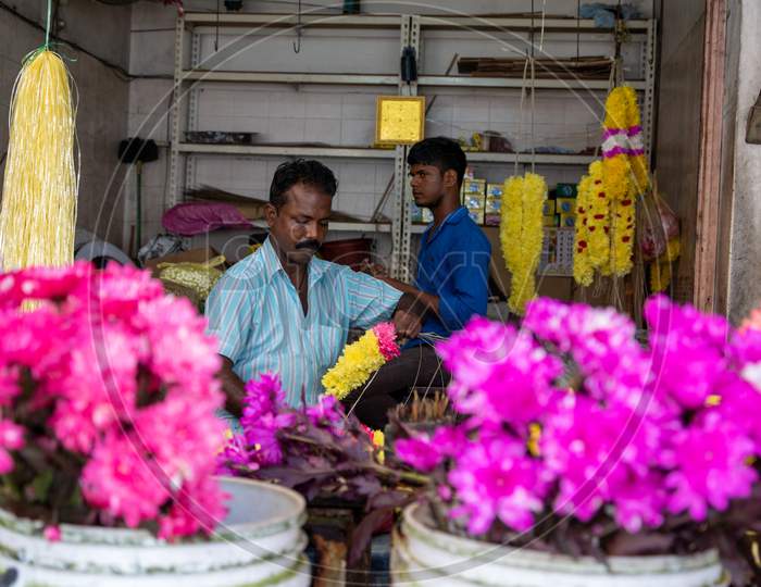 Florist Tie The Flower And Prepare To Sell