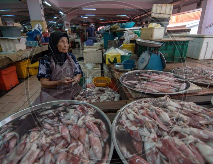 Squid Seller Wait For Customer Pasar Siti Khdijah