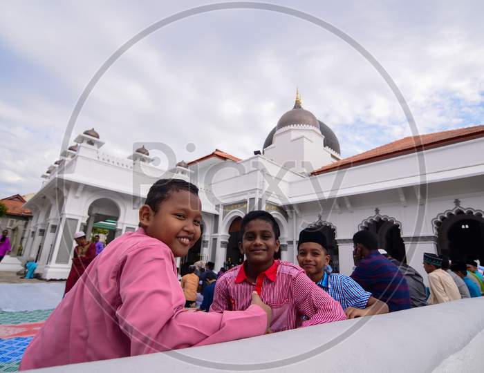 Muslim Kids Wait At Masjid Kapitan Keling On Friday