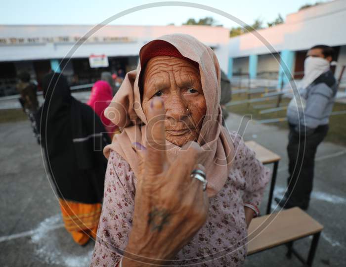 Voter shows her finger marked with indelible ink after casting her vote for the Fifth phase of District Development Council (DDC) election, at Phalya Mandal Village outskirts in Jammu.10,Dec,2020.