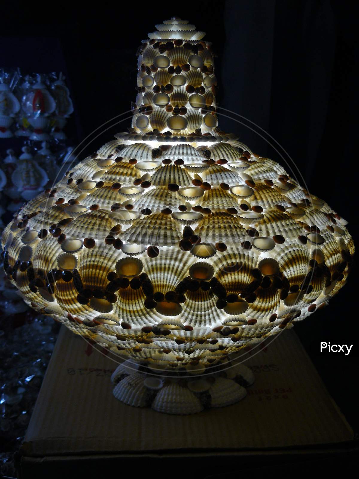 Oyster shell table lamp