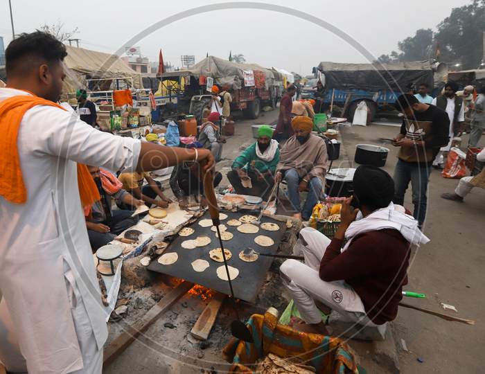 Protesting farmers prepare roti bread along a blocked highway during a demonstration against the central government's recent agricultural reforms at the Delhi-Haryana state border in Singhu, India on December 11, 2020.
