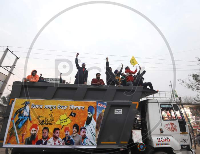 Farmers shouts slogan during a demonstration against the central government's recent agricultural reforms at the Delhi-Haryana border in Singhu on December 11, 2020.