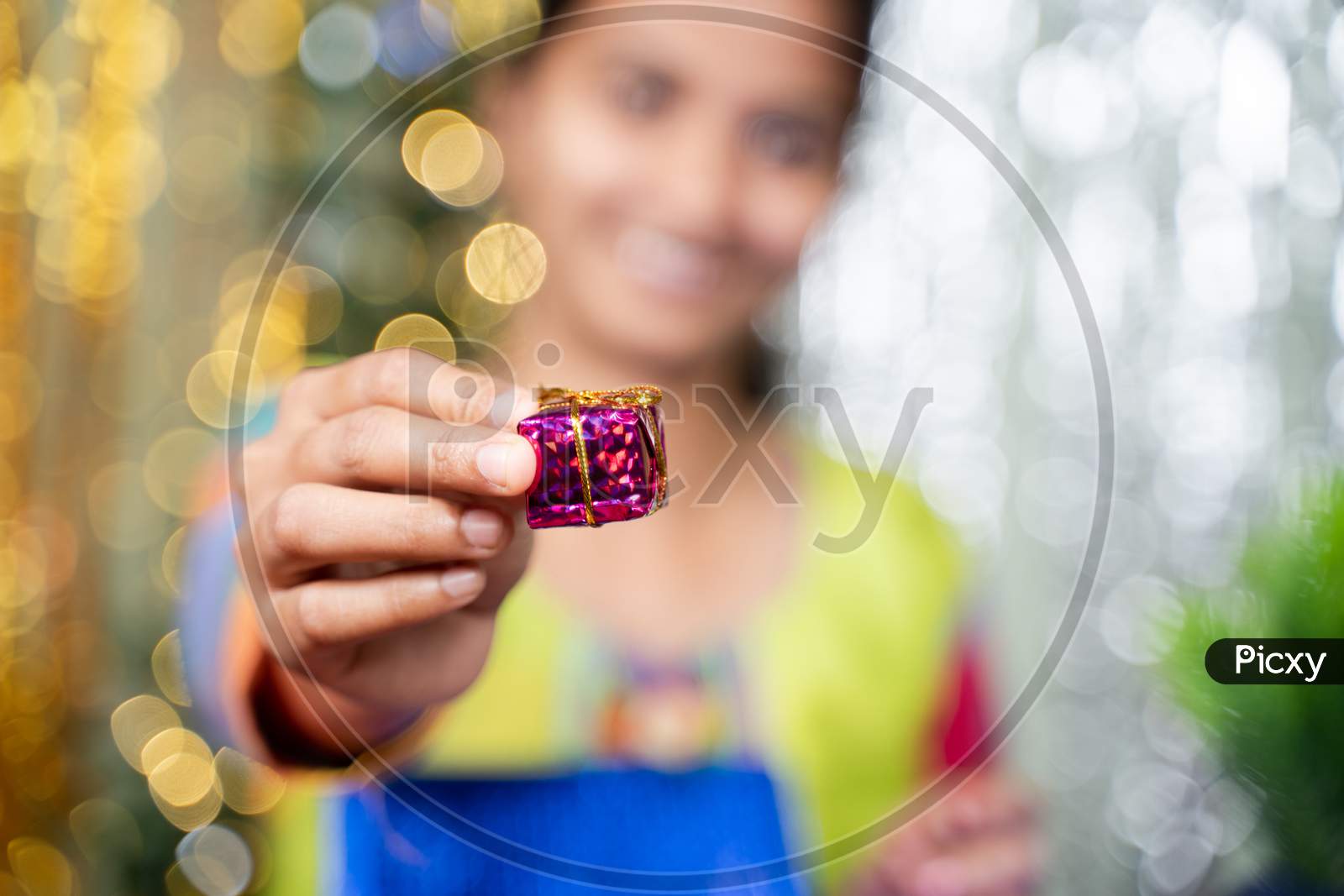 Close Up Shot Girl Showing Gift To Camera With Copy Space - Concept Of Christmas Or 2021 New Year Prestent