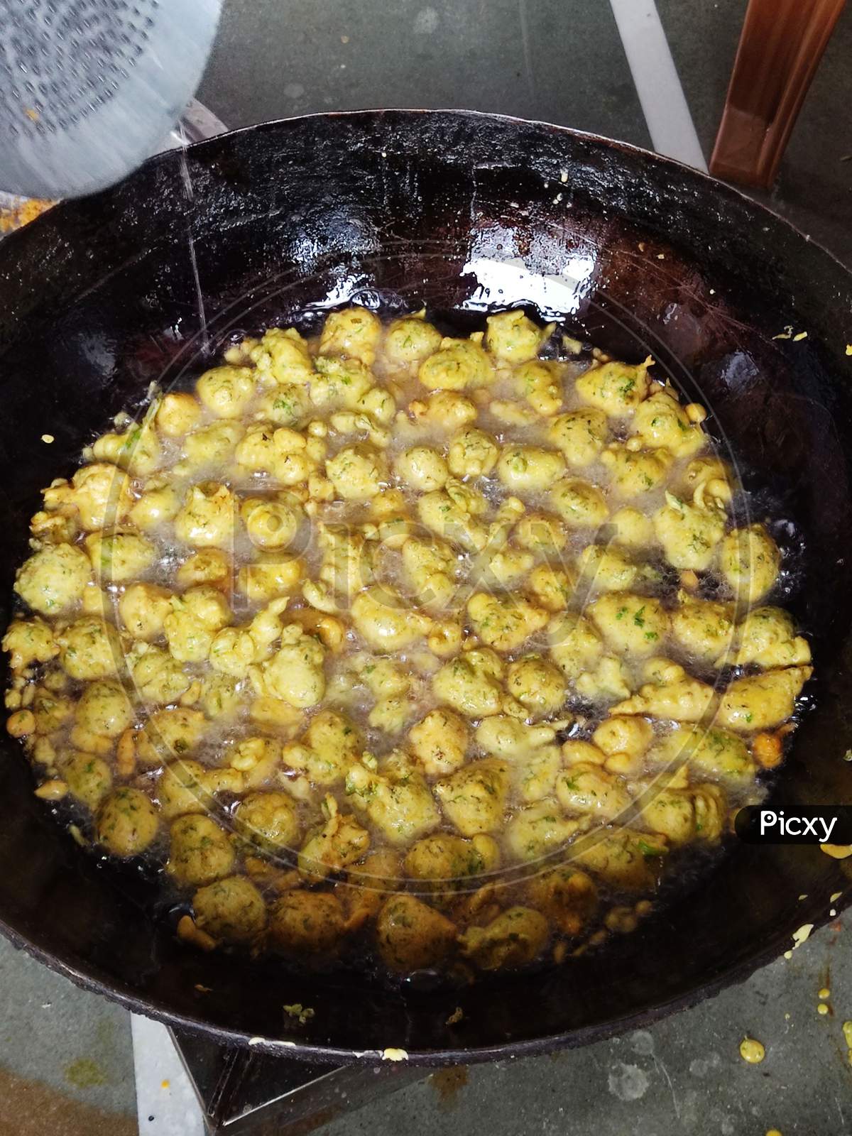 Making Of Pakora In Hot Oil, Indian Fried Food Pakoda, Bhajiya, Bhajia, Methi Gota, Kanda Bhaji, Pyaz Pakoda, Wada, Potato Vada, Aloo Bhajji Or Fritter