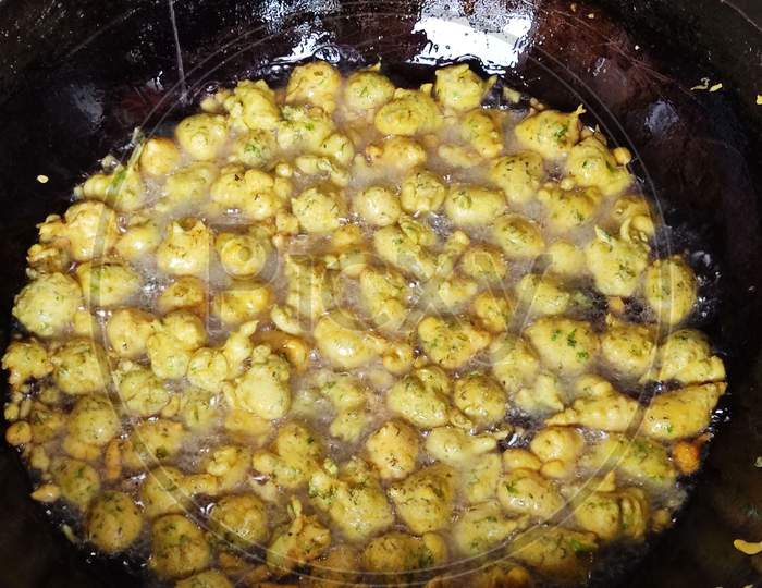 Making Of Pakora In Hot Oil, Indian Fried Food Pakoda, Bhajiya, Bhajia, Methi Gota, Kanda Bhaji, Pyaz Pakoda, Wada, Potato Vada, Aloo Bhajji Or Fritter