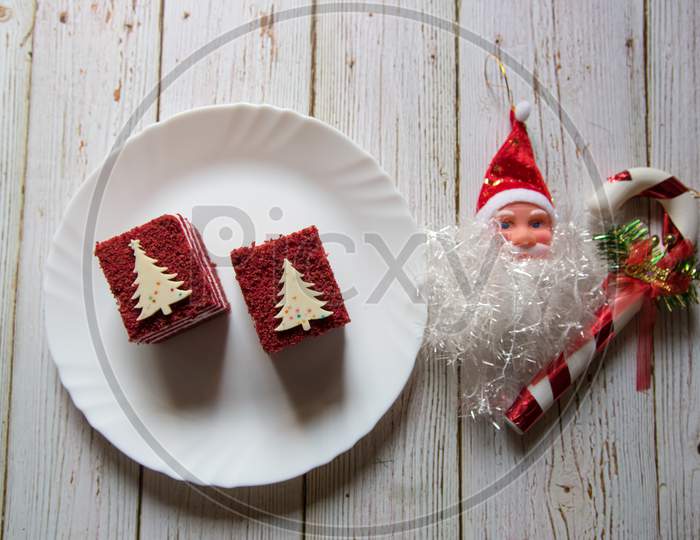 Christmas tree pattern decoration on red velvet cake in a plate