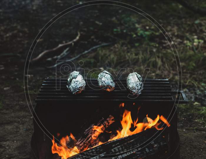 baked-potatoes-on-campfire