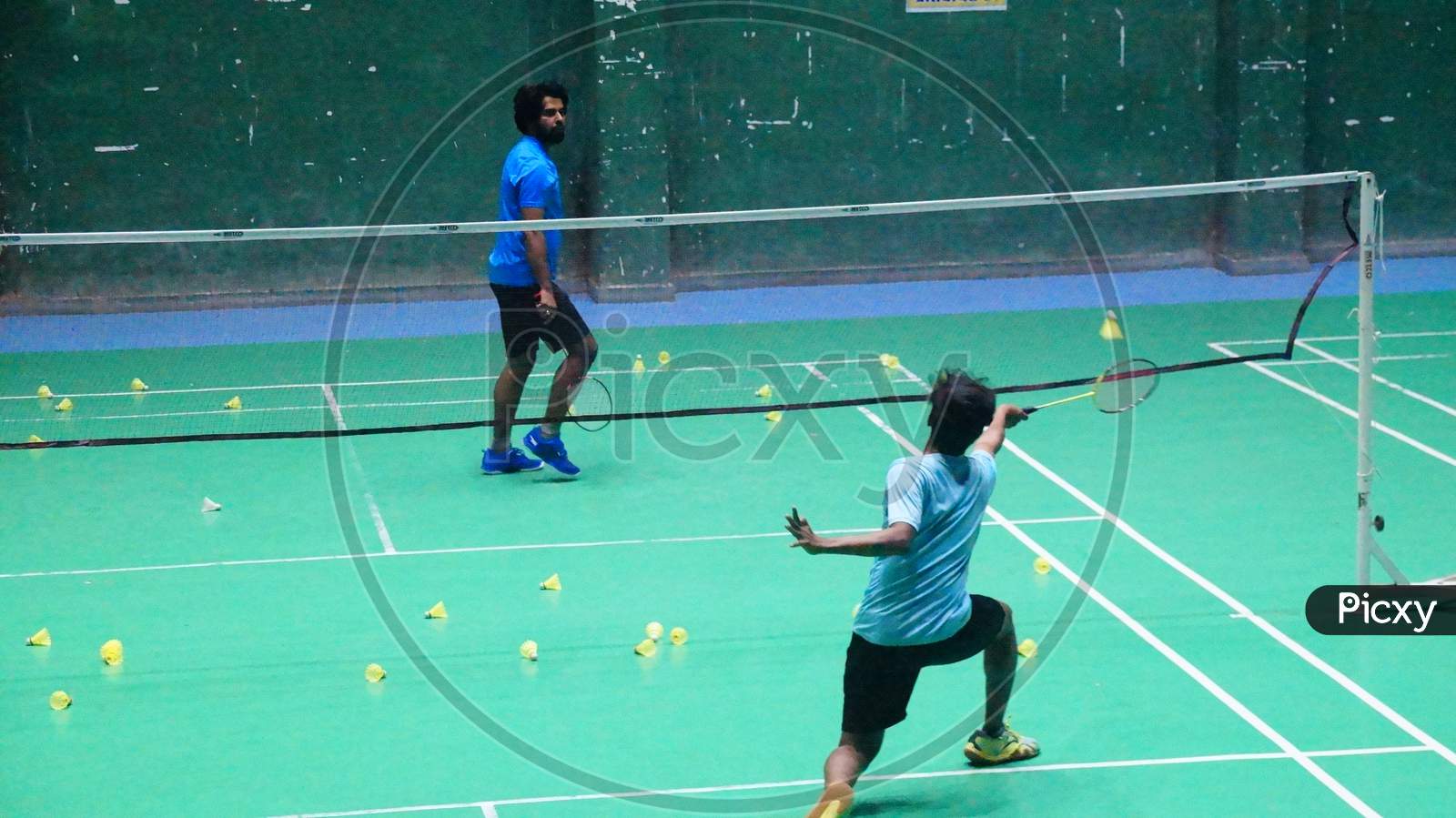 Image of badminton net placing practice