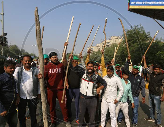 Farmers protest at Delhi-Noida during farmers protest. Farmers from western Uttar Pradesh want to reach the national capital to join the bigger agitation launched by farmers of Punjab and Haryana against the Centre's agriculture reform laws on Dec 2, 2020.