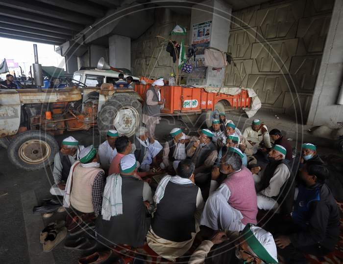Farmers from western Uttar Pradesh at the Delhi-Ghaziabad UP gate border. They want to reach the national capital to join the bigger agitation launched by farmers of Punjab and Haryana against the Centre's agriculture reform laws on Dec 2, 2020.