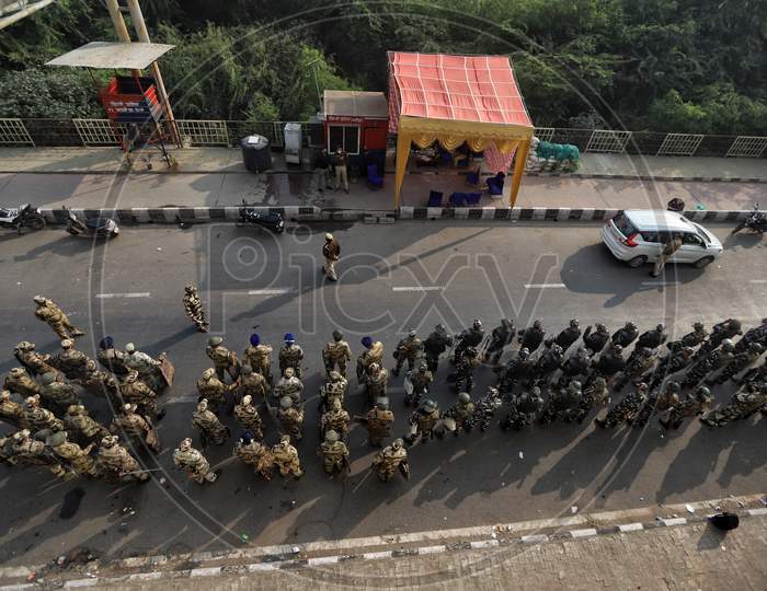 Heavy police deployment at the Delhi-Ghaziabad UP gate border. Farmers from western Uttar Pradesh want to reach the national capital to join the bigger agitation launched by farmers of Punjab and Haryana against the Centre's agriculture reform laws on Dec 2, 2020.