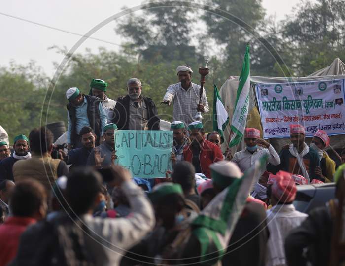 Farmers protest at Delhi-Ghaziabad UP gate border during farmers protest. Farmers from western Uttar Pradesh want to reach the national capital to join the bigger agitation launched by farmers of Punjab and Haryana against the Centre's agriculture reform laws on Dec 2, 2020.