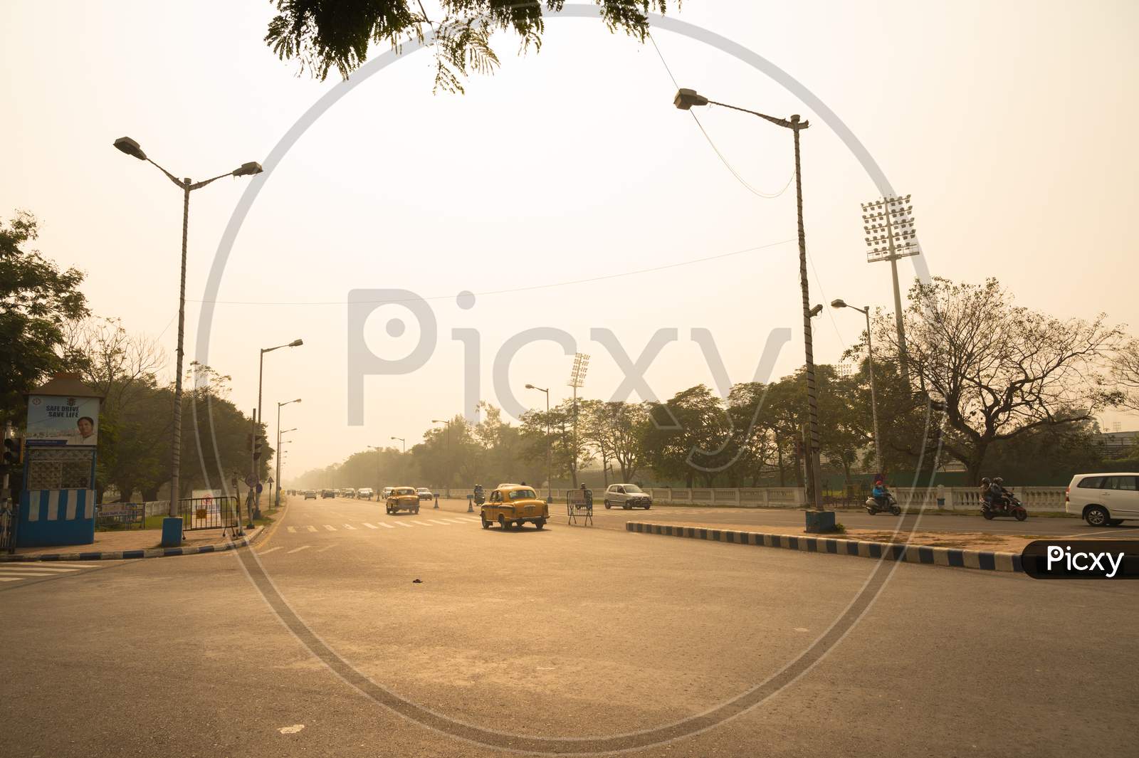 Kolkata, India, December 2020: View Of Empty Red Road Or Very Less Vehicle At Evening With Dusky Sky Above In Kolkata City. No Traffic On Road In Kolkata, India.