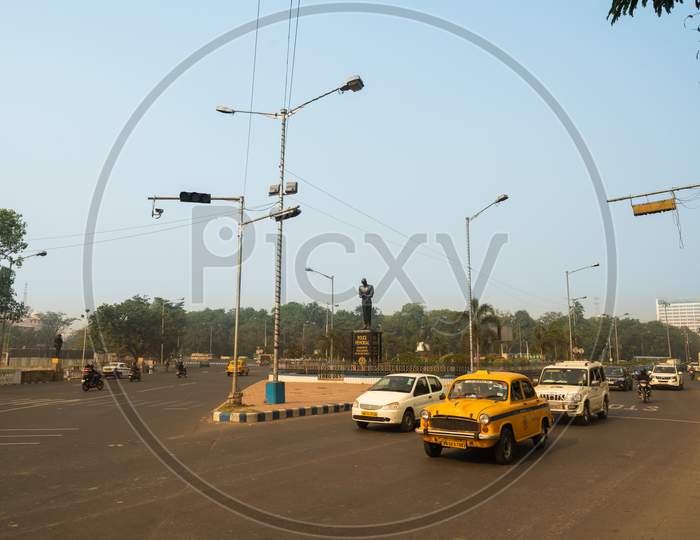 Kolkata, India, December 2020: View Of Empty Red Road Or Very Less Vehicle At Evening With Dusky Sky Above In Kolkata City. No Traffic On Road In Kolkata, India.