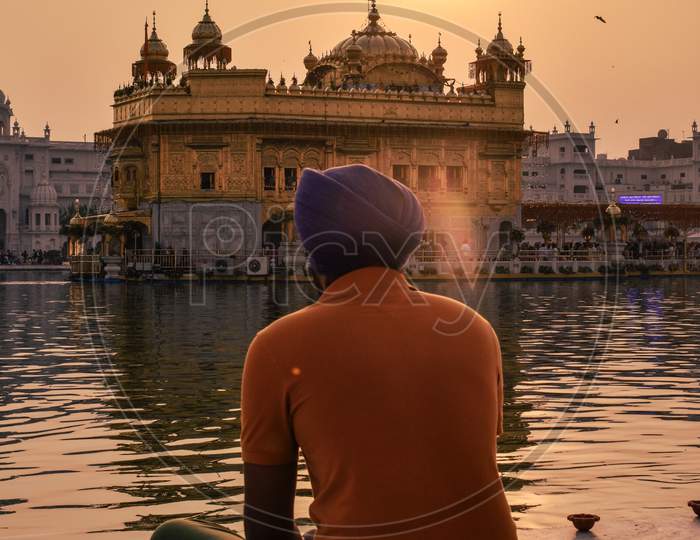 Golden Temple, The prayers and the devotee