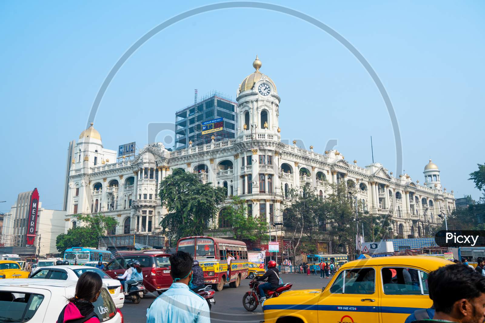 Kolkata, India, December 2020: Busy Traffic Of A Notable City Road Near Esplanade With A Yellow Taxi At Chowringhee Area Kolkata (Calcutta) With Metropolitan Colonial Heritage Building.