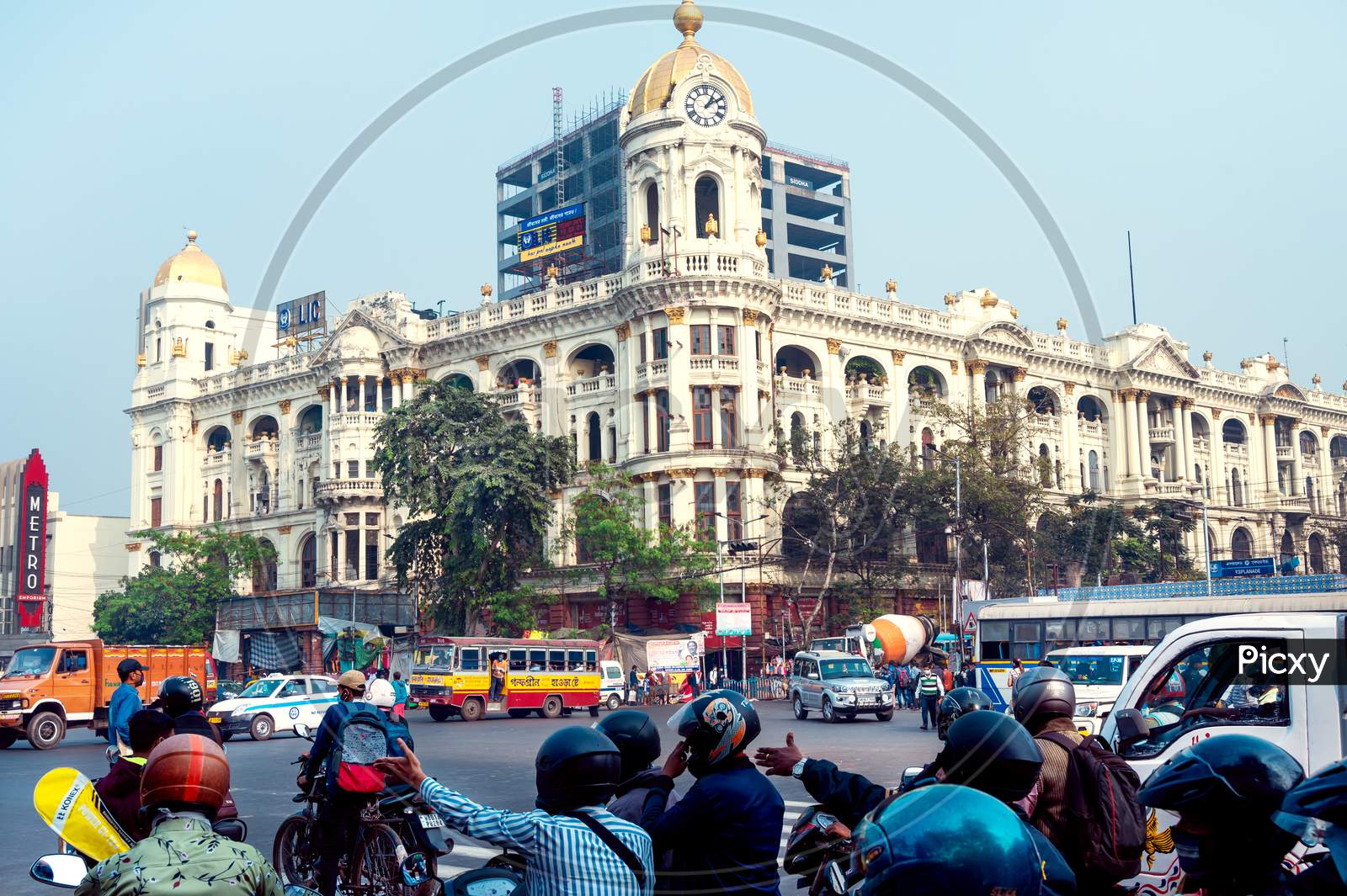 Kolkata, India, December 2020: Busy Traffic Of A Notable City Road Near Esplanade With A Yellow Taxi At Chowringhee Area Kolkata (Calcutta) With Metropolitan Colonial Heritage Building.