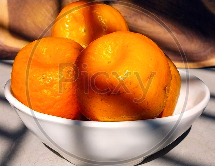 Fresh and healthy fruits Orange in the bowl.