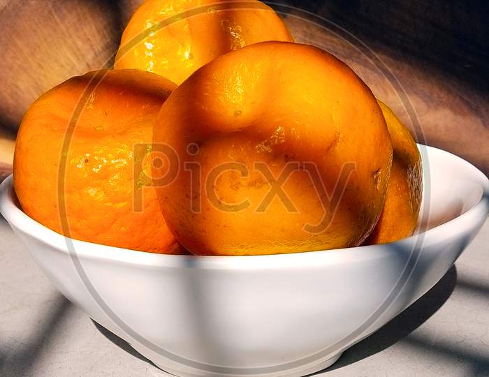 Fresh and healthy fruits Orange in the bowl.
