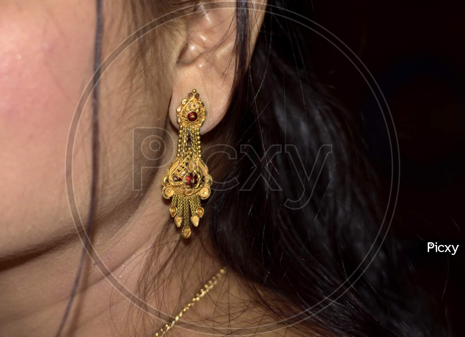 closeup image of a women's ear wearing an earing