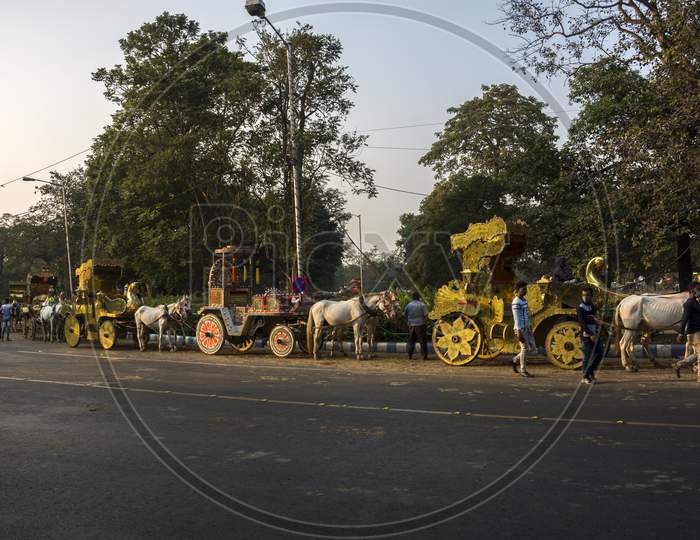 Kolkata, India, 25Th December, 2020. Image Of A Line Of Some Golden Chariots With Two Horses.