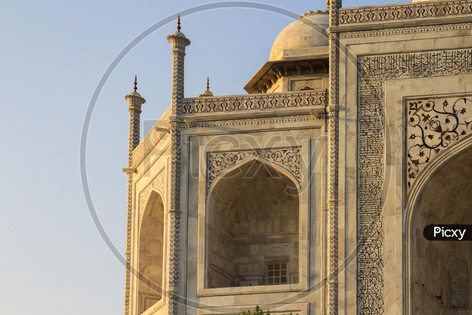 The Taj Mahal Is An Ivory-White Marble Mausoleum On The South Bank Of The Yamuna River In The Indian City Of Agra, Uttar Pradesh.