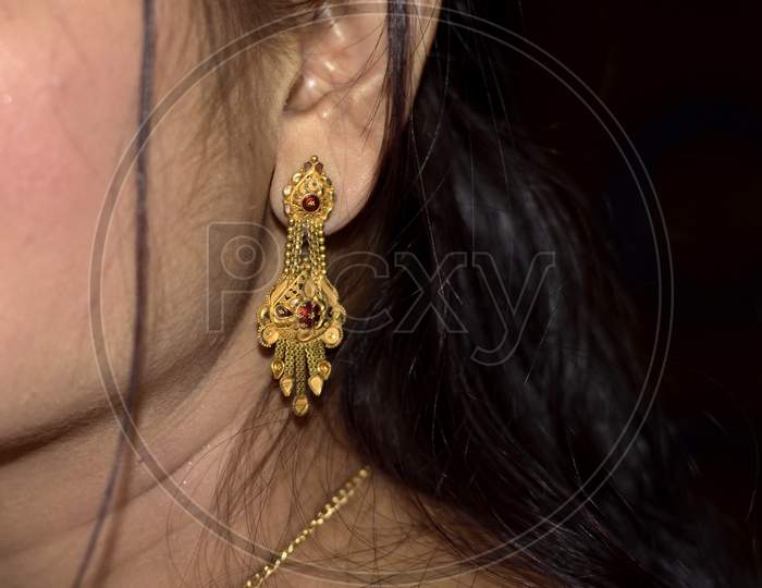 closeup image of a women's ear wearing an earing