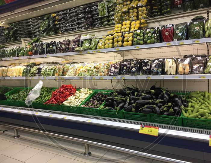 saudi  arab super market food local food vegetable vegan nutrition produce ingredient