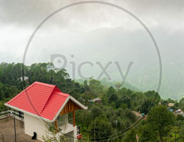 Red Roofed House Residence Hotel Homestay Lodge Looking Over A Cloudy Fog Filled Valley With Trees Fading Off Into The Distance Shows The Beauty Of Hill Stations Like Shimla Mcleodganj In India Popular Homestay And Vacation Destinations
