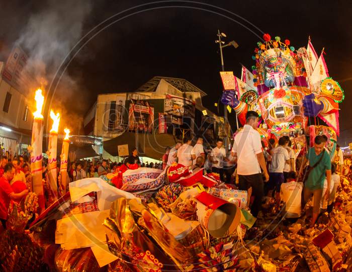 People Put Statue Ghost King On Joss Paper To Be Burnt Together