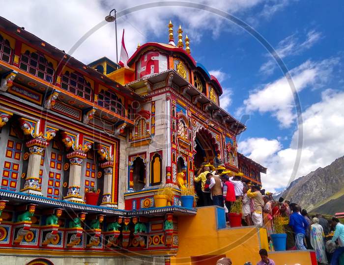 Badrinath temple with crowd