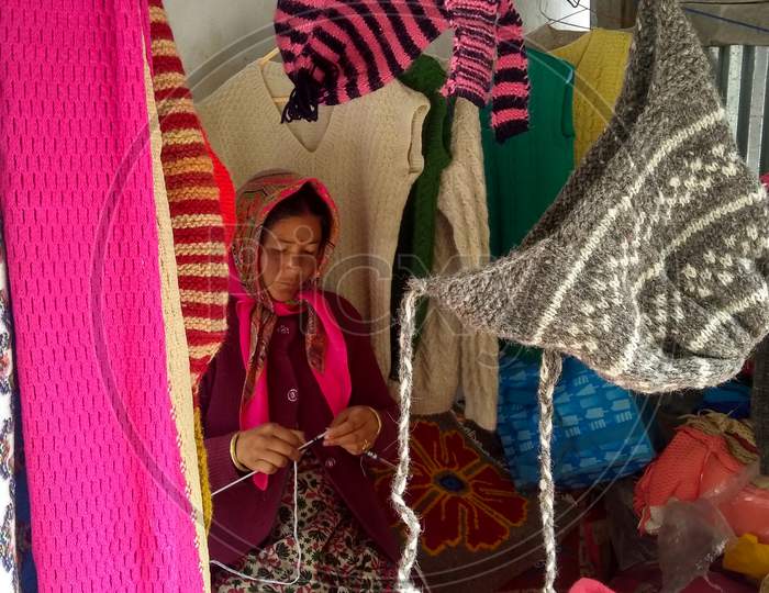 Weavers in Mana ,the last Indian Village