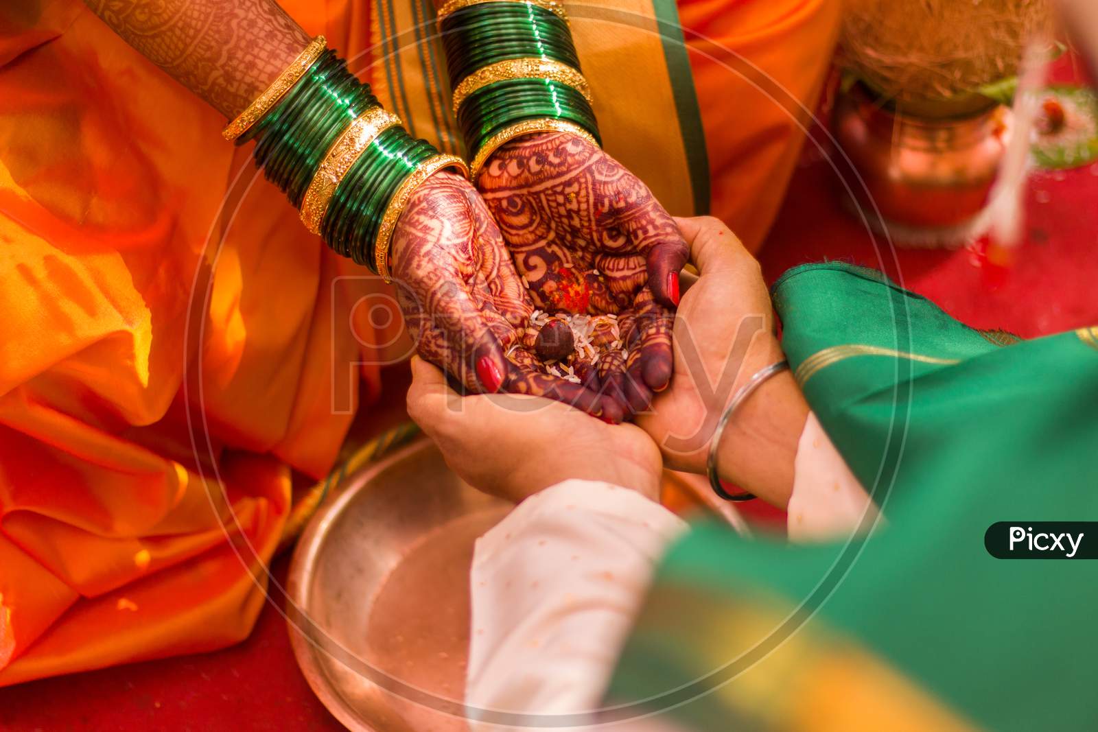 Image of Couple holding hand in marriage in Hindu wedding-XR165888 ...