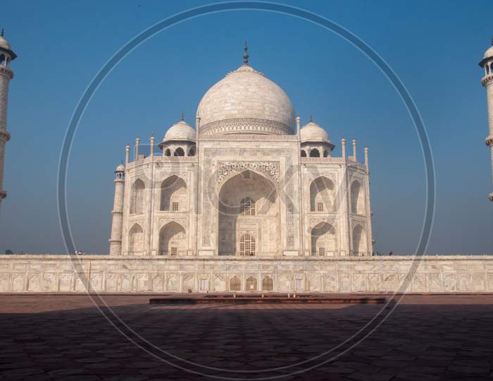 A beautiful sunny morning at the Taj Mahal