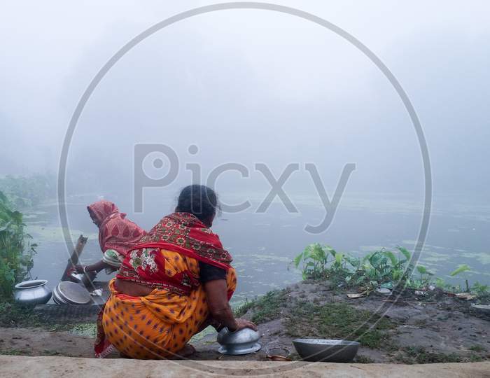 In The Winter Morning, The Rural Housewives Are Washing Dishes In The Pond