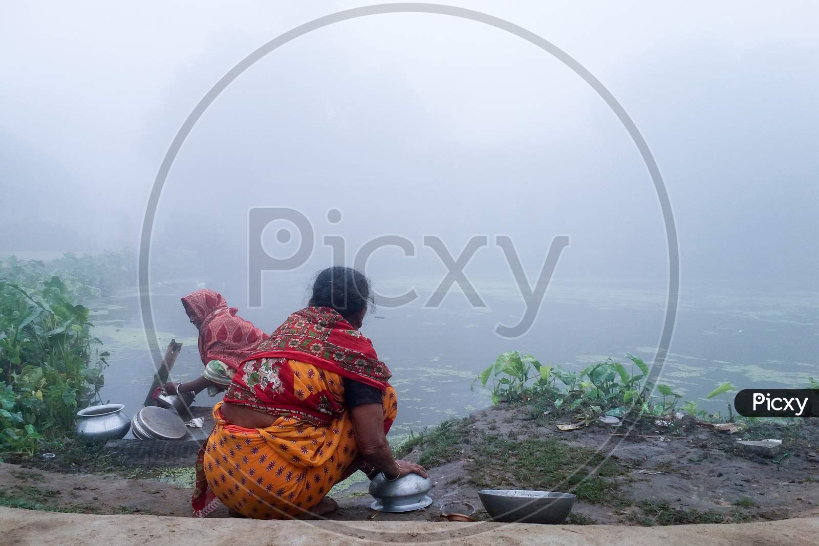In The Winter Morning, The Rural Housewives Are Washing Dishes In The Pond