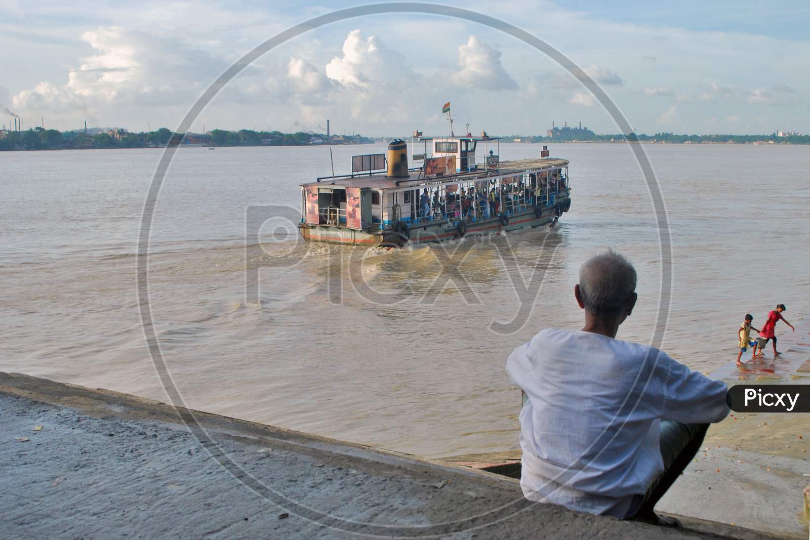 ferry service at hooghly river kolkata west bengal