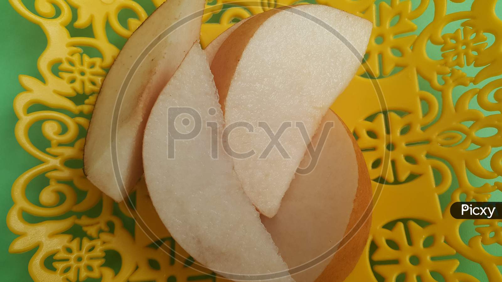 Apple Slices Placed In Plastic Yellow Changair