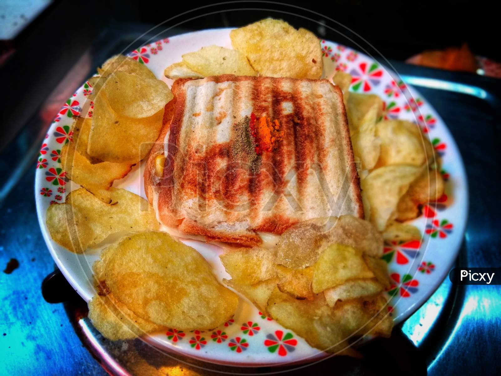 Bacon Lettuce And Tomato Sandwich With Potato Chips