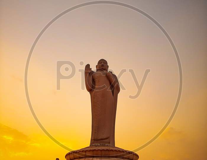 Gautham Buddha Statue In Hussain Sagar Lake