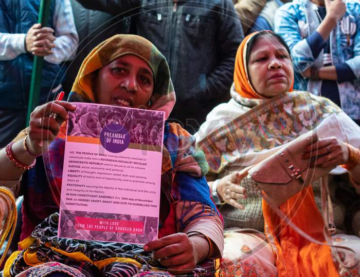 Woman from Shaheen Bagh holding preamble of constitution of India protesting against Citizenship Amendment Act Caa National Register Of Citizens Nrc And National Population Register Npr