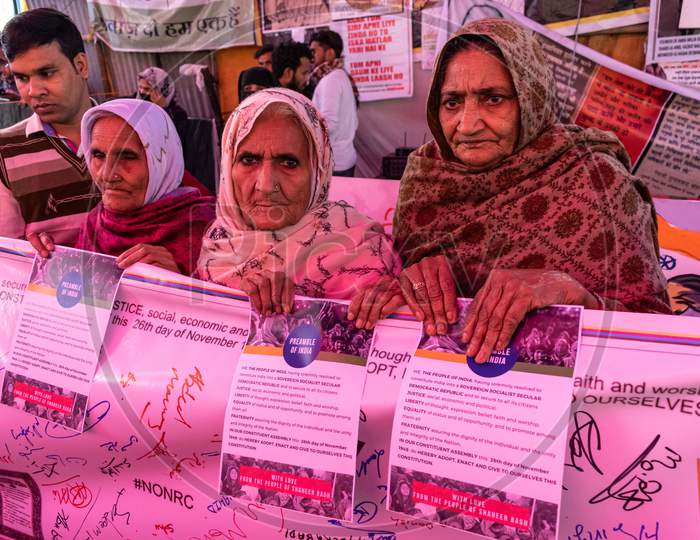 Women from Shaheen Bagh holding preamble of constitution of India protesting against Citizenship Amendment Act Caa National Register Of Citizens Nrc And National Population Register Npr