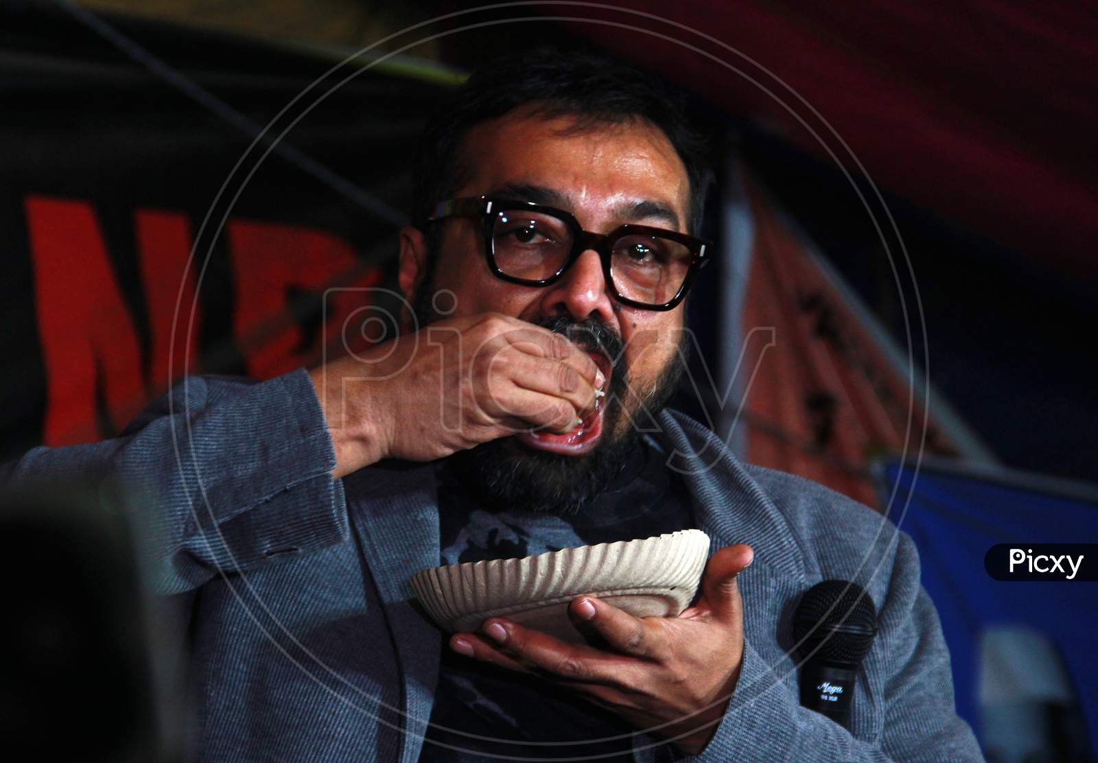 Filmmaker Anurag Kashyap eats biriyani after addressing the protestors at Shaheen Bagh