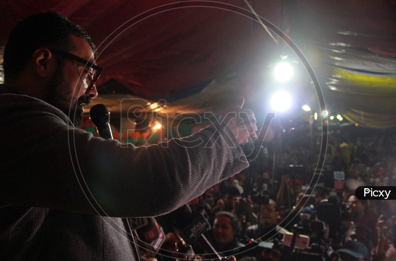 Filmmaker Anurag Kashyap addresses the protestors at Shaheen Bagh